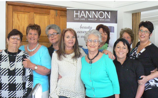 Die dames wat ‘n voorsmakie van Hannon-produkte ervaar het, met voor vlnr Eva Büchner, Trudie du Plooy en Juanita van Visions Salon. Agter vlnr is Glauda Andrews, Aletta Lochner, Leonie Botha, Carina de Waal, Dalene Fourie en Magda Pretorius.  